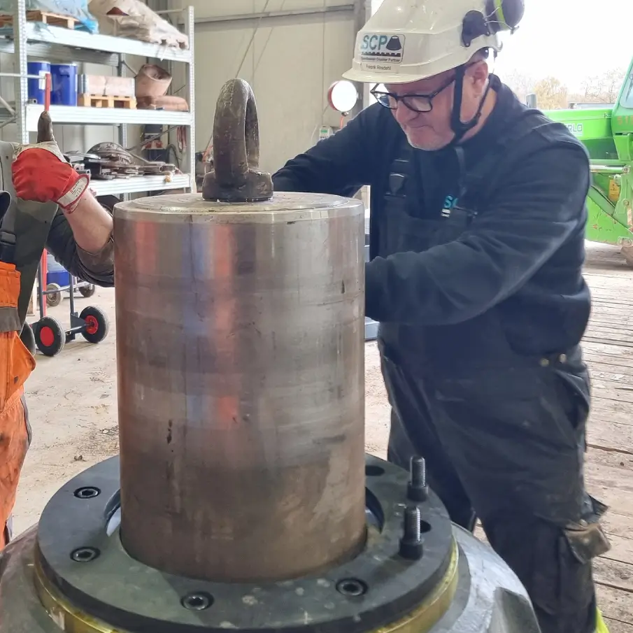 SCP техничар инсталира Scanlock стезаљку за омотач.